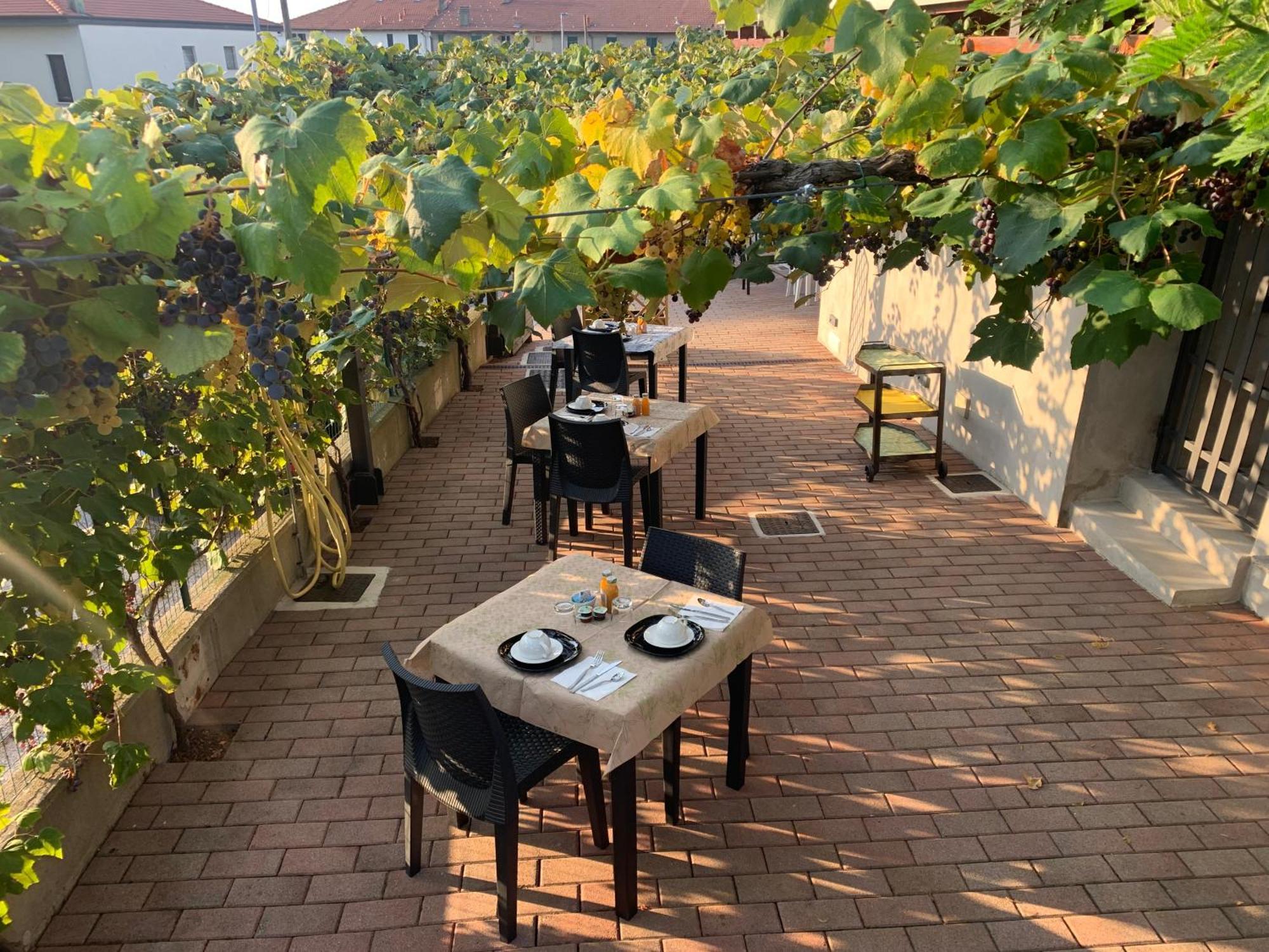 Bed & Breakfast Indi Thelar Villa Guardia Esterno foto