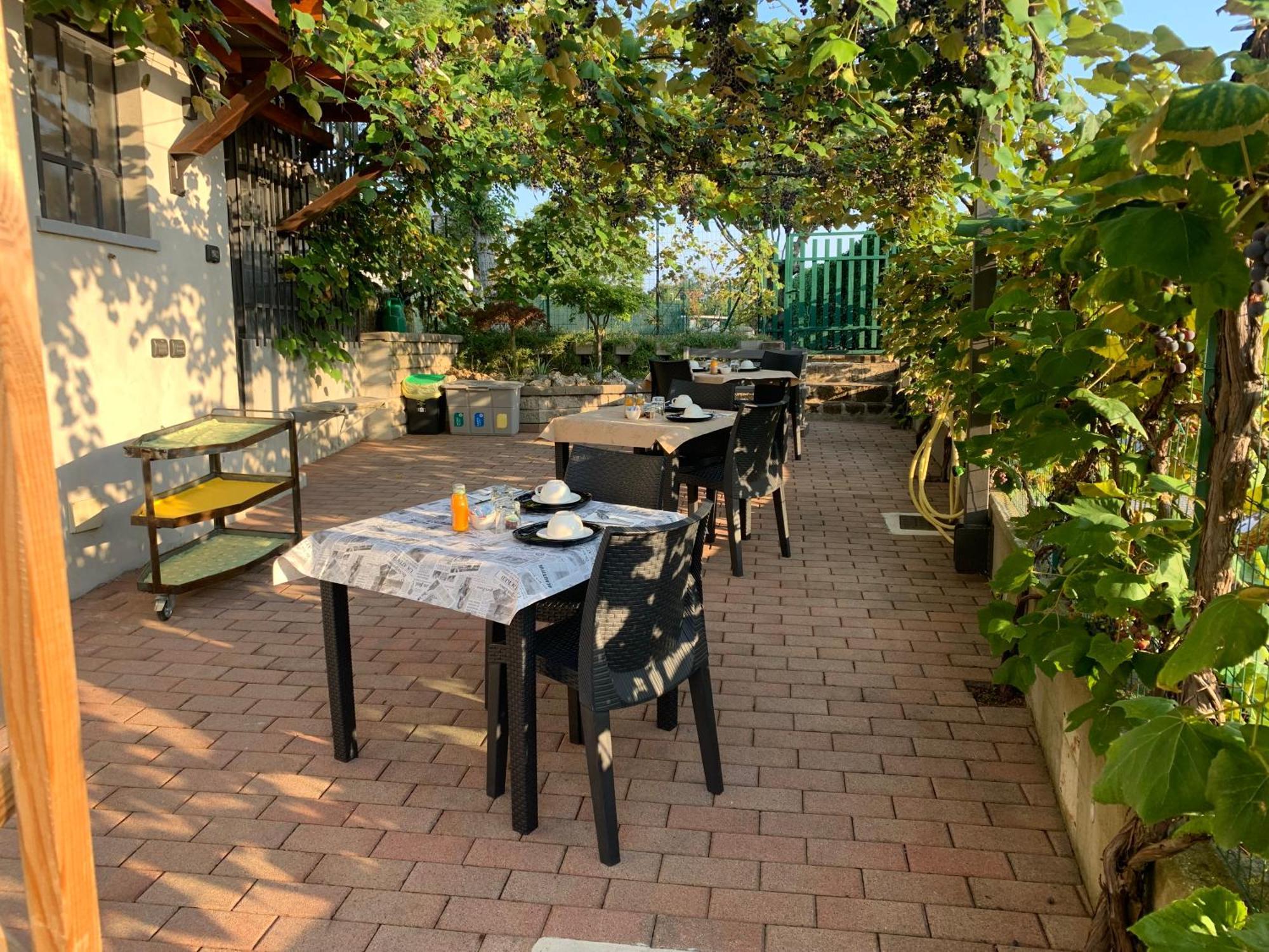 Bed & Breakfast Indi Thelar Villa Guardia Esterno foto